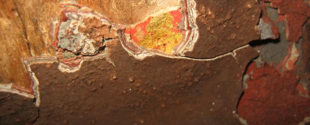 Losse polychromie met verlies tot op het hout