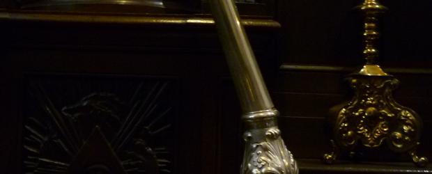 kandelaar door een vandaal krom geslagen schade aan kandelaar door vandalisme